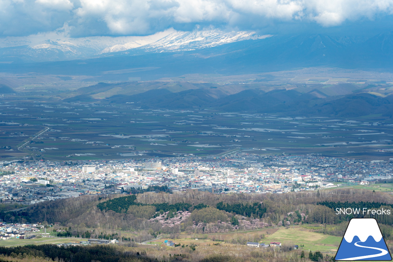 富良野スキー場｜60周年となった2022-2023シーズンの営業は、5月3日（水）まで。融雪が進む中でも懸命のゲレンデ作り…。ありがとう、富良野スキー場！